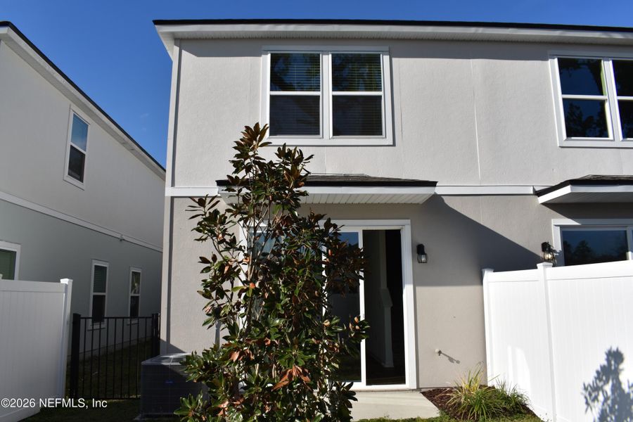 Exterior details and patio area of a home in Irongate Villas, Jacksonville (Image 3).