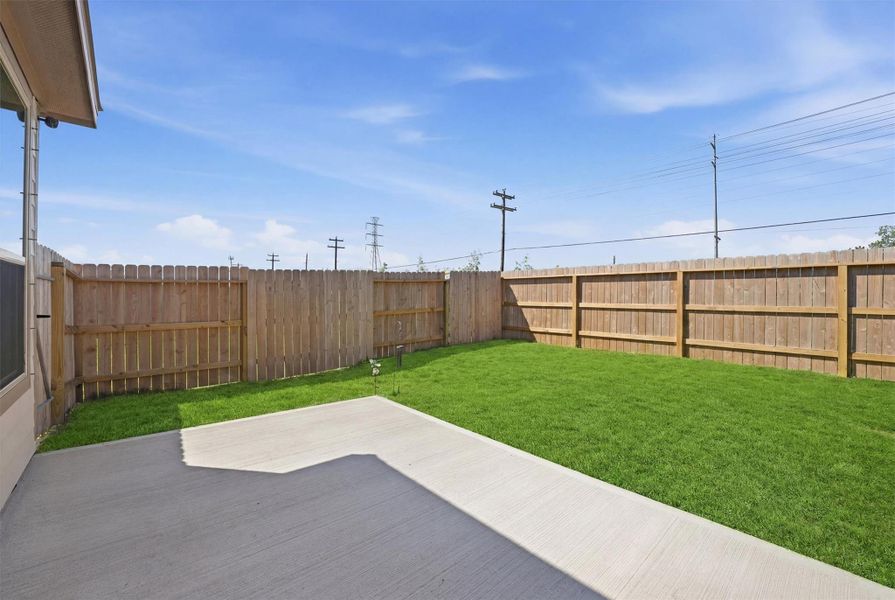Exterior details and patio area of a home in Vida Costera, Texas City (Image 3).