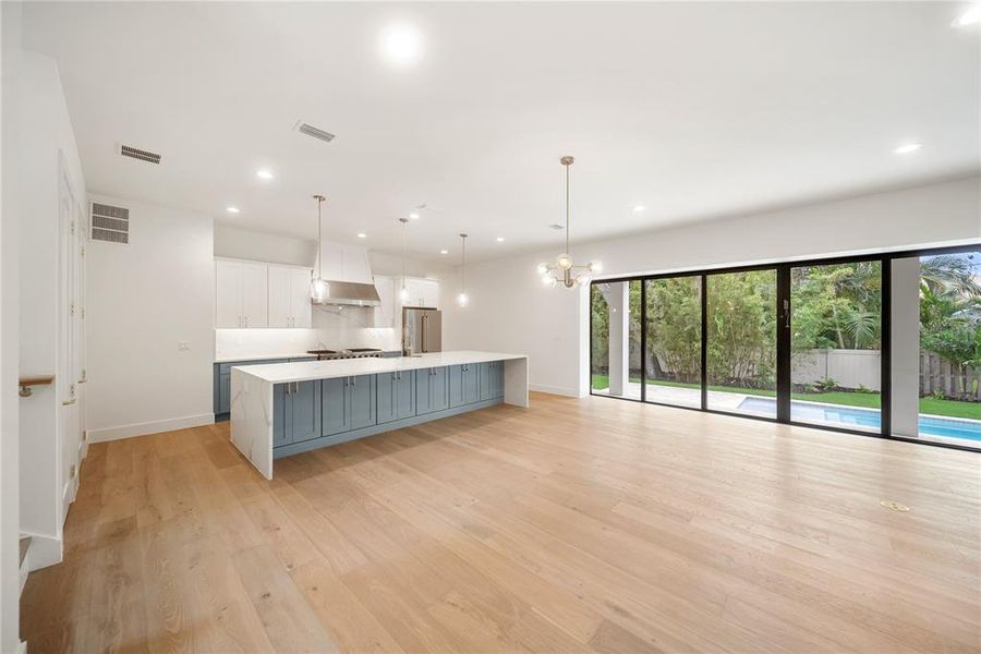 Spacious, unfurnished interior of a new home in , Sarasota (Image 27).