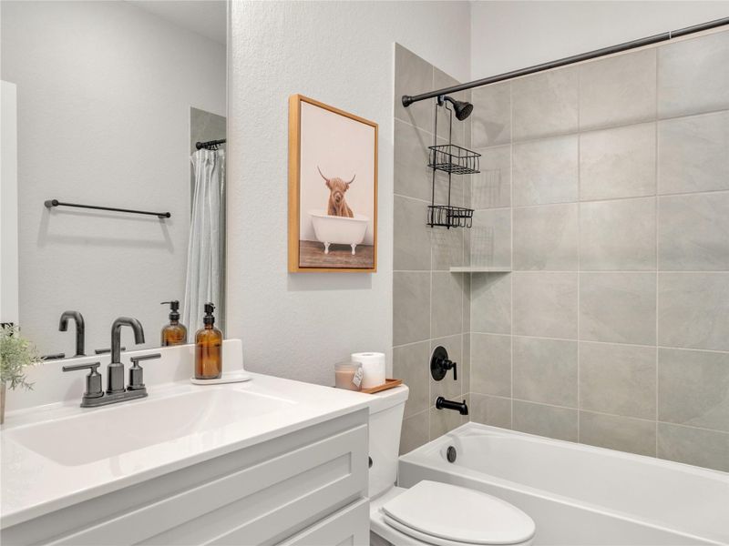 Upstairs Guest Bathroom (shared with upstairs 2nd and 3rd guest bedrooms) Upstairs Guest Bathroom (shared with upstairs 2nd and 3rd guest bedrooms)