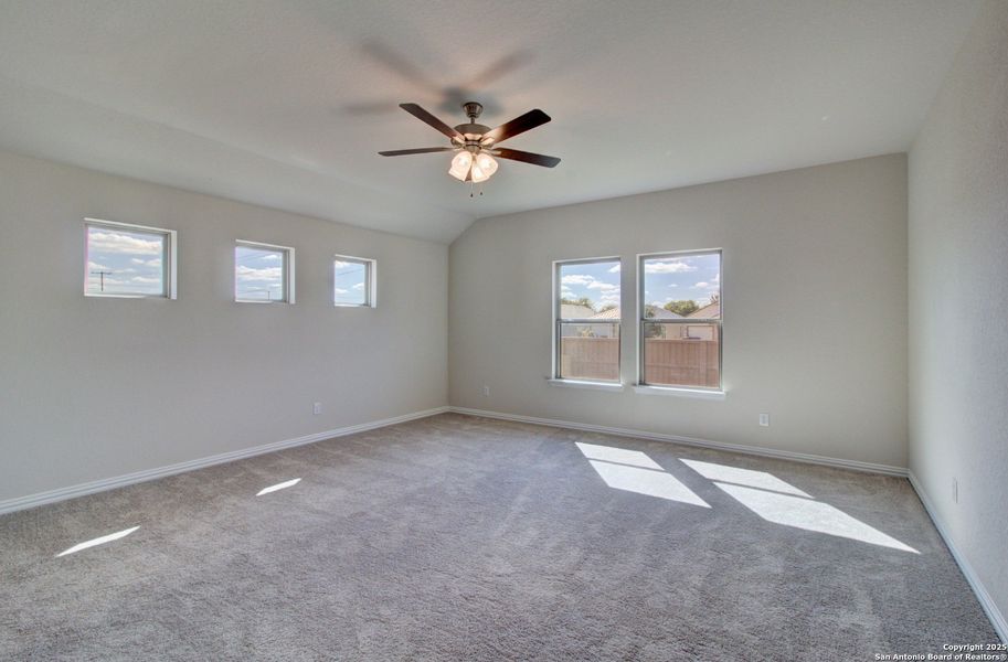 Spacious, unfurnished interior of a new home in Sunflower Ridge, New Braunfels (Image 16).