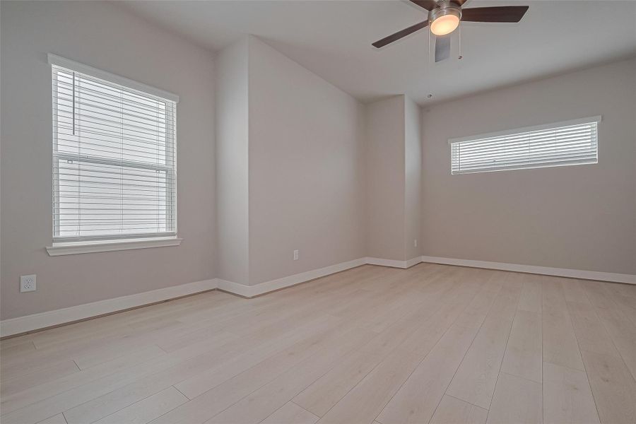 Spacious, unfurnished interior of a new home in Regents Court, Houston (Image 30).