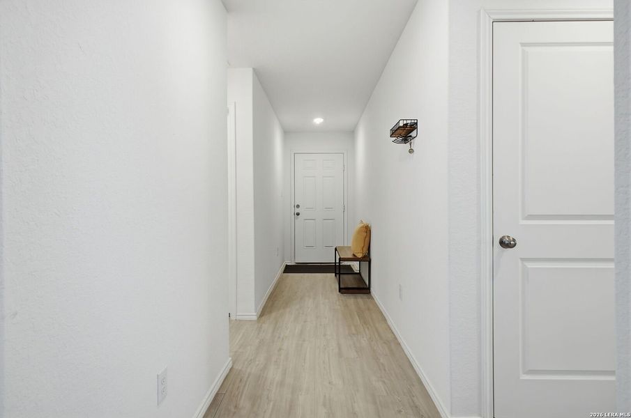 Spacious, unfurnished interior of a new home in Lodi Grove, Floresville (Image 19).