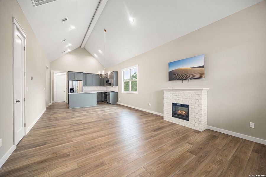 Spacious, unfurnished interior of a new home in , Canyon Lake (Image 43).