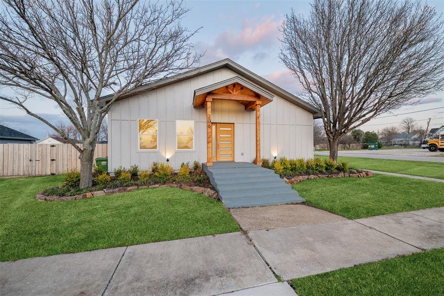 View of front of home featuring a front lawn and fence