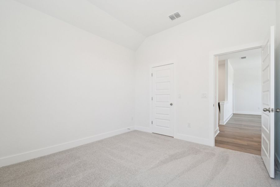 Spacious, unfurnished interior of a new home in Persimmon, Buda (Image 21).