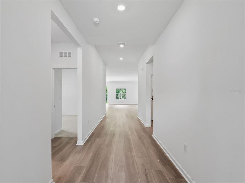 Spacious, unfurnished interior of a new home in Juliette Falls, Dunnellon (Image 23).
