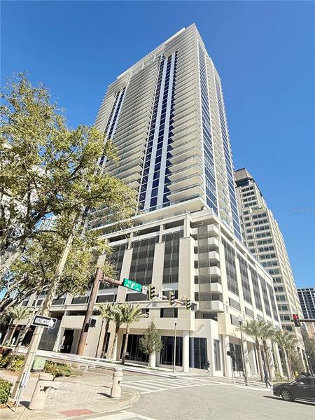 Condo located in St. Petersburg, FL showcasing its design and architecture (Image 3).