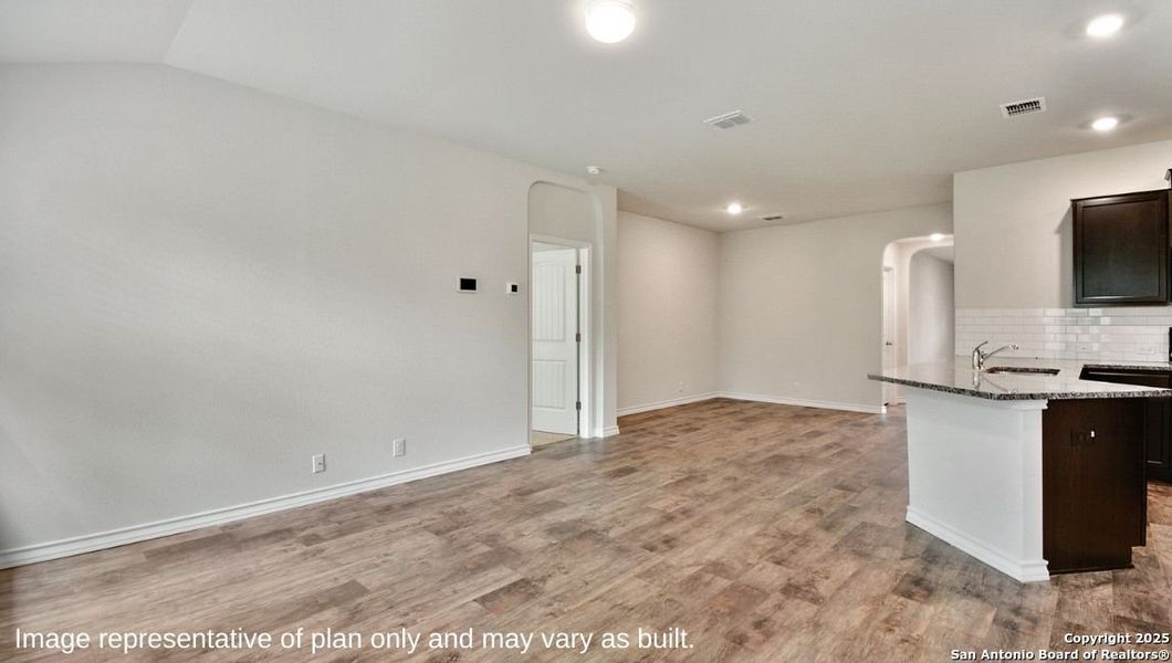 Spacious, unfurnished interior of a new home in Stonehill, San Antonio (Image 10).