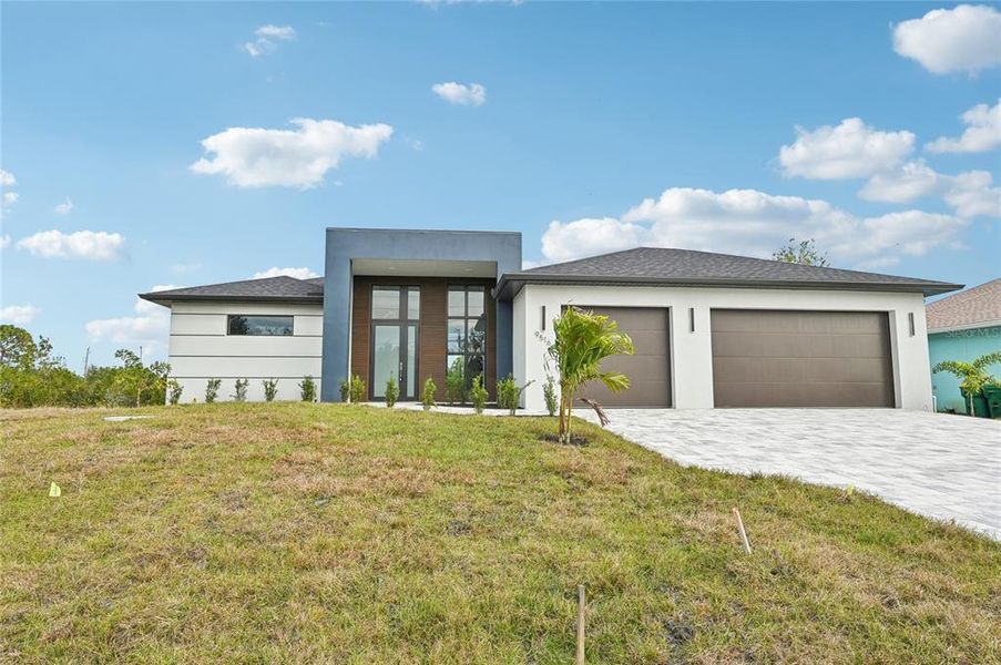 Exterior details and patio area of a home in , Port Charlotte (Image 22).
