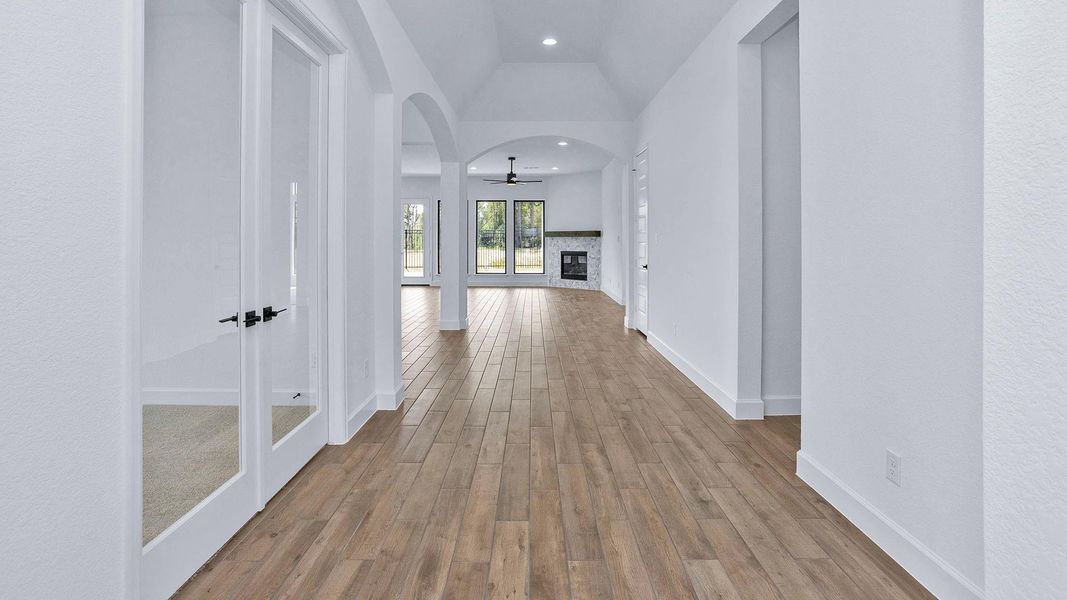 Spacious, unfurnished interior of a new home in Artavia 55' - Valencia, Conroe (Image 12). Spacious, unfurnished interior of a new home in Artavia 55' - Valencia, Conroe (Image 12).