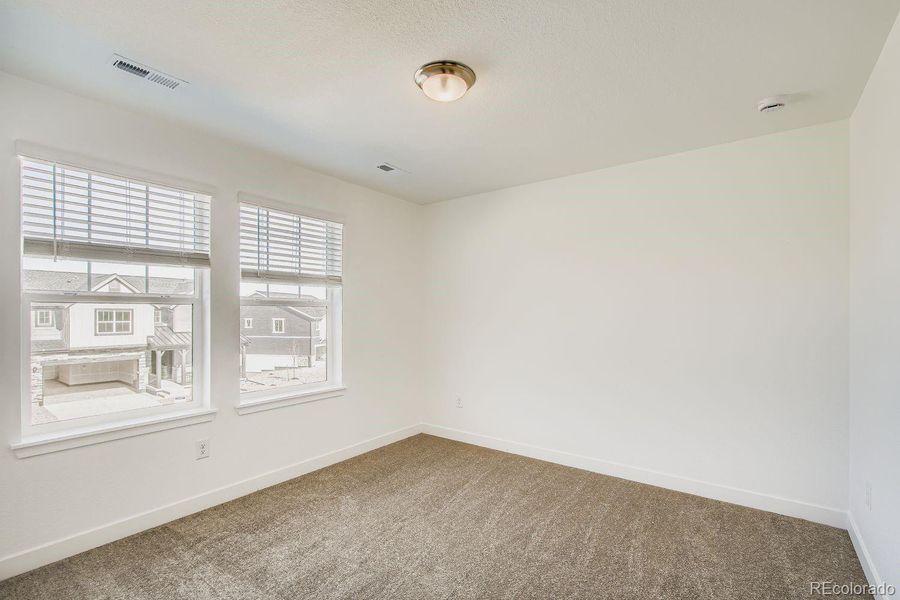 Spacious, unfurnished interior of a new home in Ken-Caryl Ranch, Littleton (Image 10).