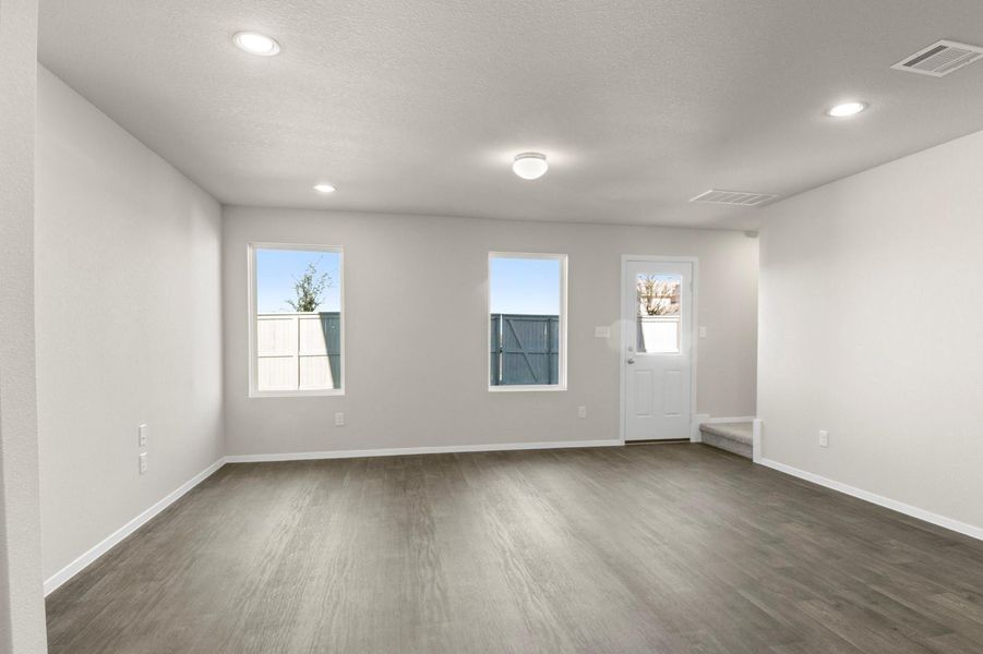 Spacious, unfurnished interior of a new home in Harvest Ridge, Elgin (Image 13).