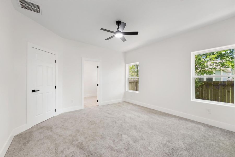 Spacious, unfurnished interior of a new home in , Santa Fe (Image 12).