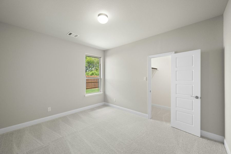 Spacious, unfurnished interior of a new home in Kentsdale Farms, DeSoto (Image 25).