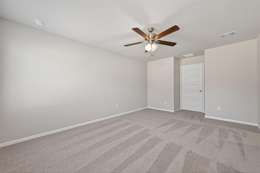 Spacious, unfurnished interior of a new home in Woodland Lakes, Huffman (Image 22).