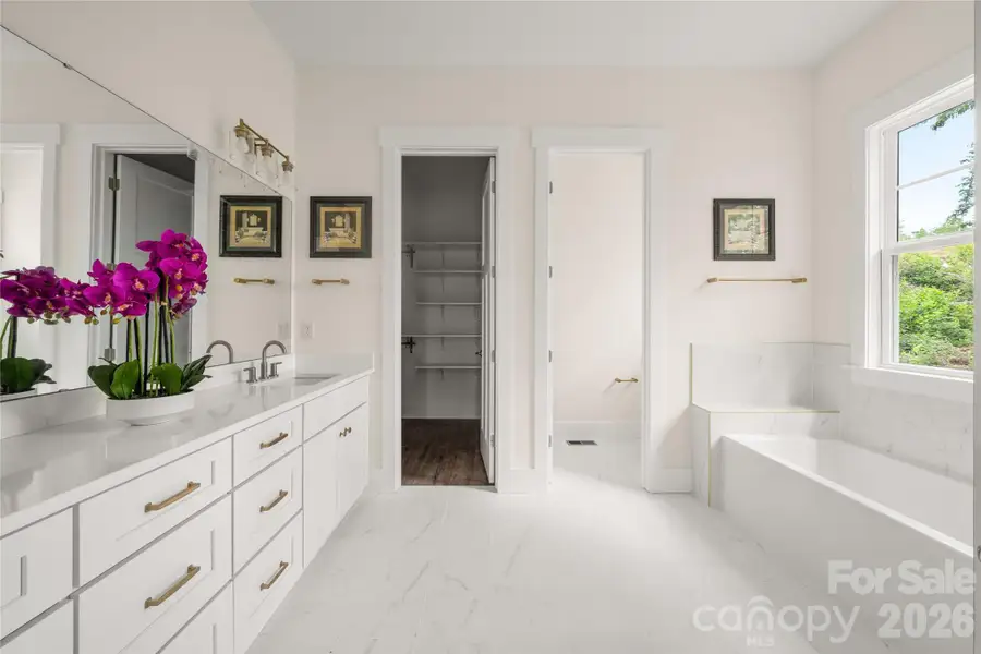 Main floor primary suite full bath Main floor primary suite full bath