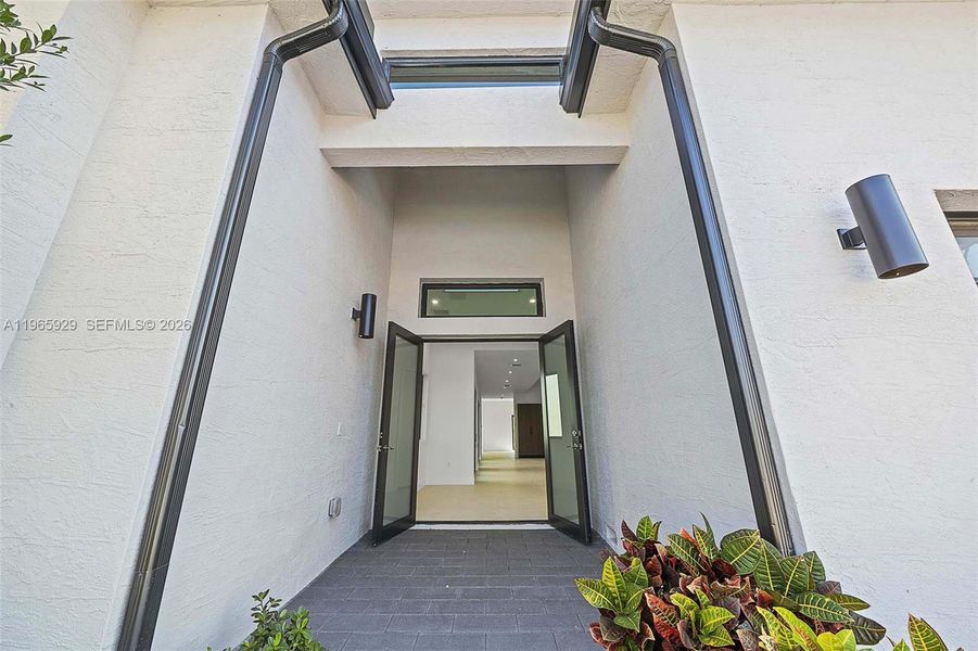 Exterior details and patio area of a home in , Hollywood (Image 4).