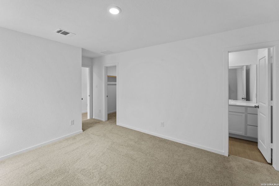 Spacious, unfurnished interior of a new home in Spring Grove, St. Hedwig (Image 15).