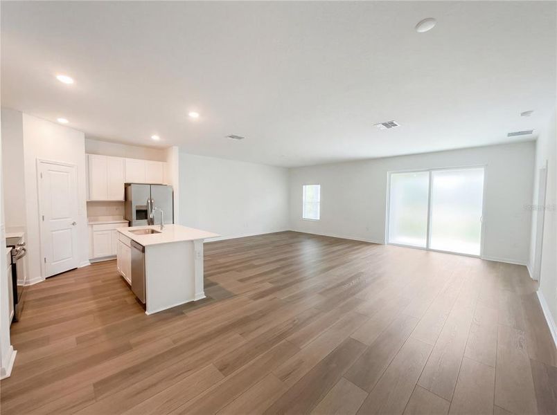 Spacious, unfurnished interior of a new home in Grand Park, Dunnellon (Image 17).