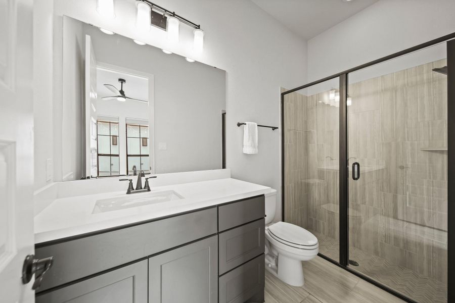 Ensuite bath in bedroom! Ensuite bath in bedroom!