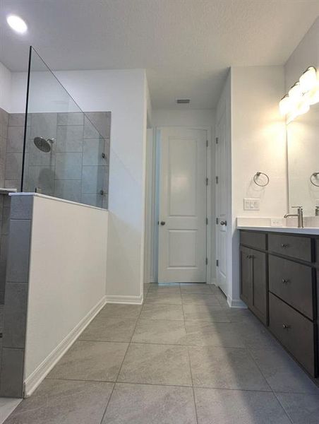 Spacious, unfurnished interior of a new home in Cascades at Southern Hills, Brooksville (Image 44).