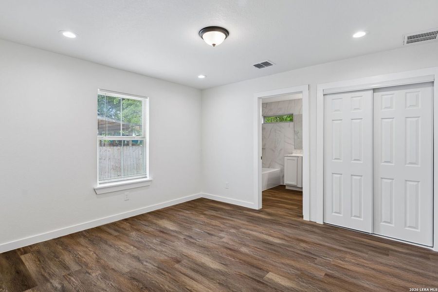 Spacious, unfurnished interior of a new home in , San Antonio (Image 8).