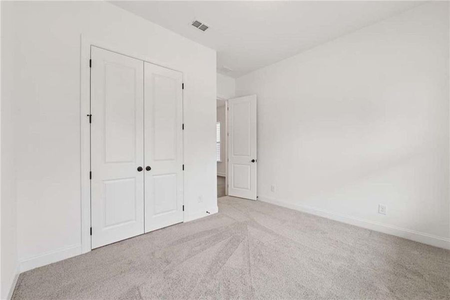 Spacious, unfurnished interior of a new home in East Harbor II at Chestatee, Dawsonville (Image 30).