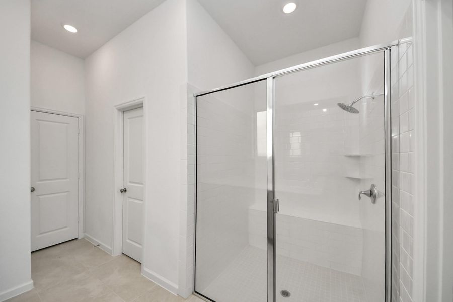 Spacious, unfurnished interior of a new home in Tavola: Fairway Collection, New Caney (Image 15).