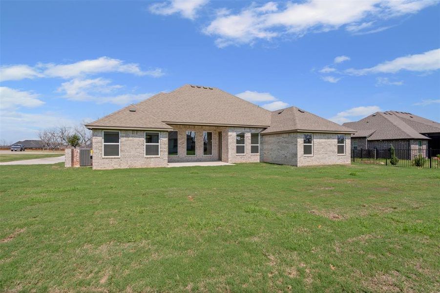 Exterior details and patio area of a home in Pecan Plantation, Granbury (Image 27).