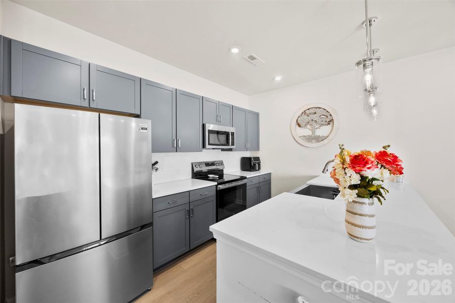 Refrierator, with ice maker and water dispenser