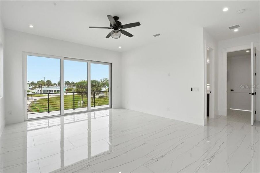 Spacious, unfurnished interior of a new home in , Englewood (Image 25).
