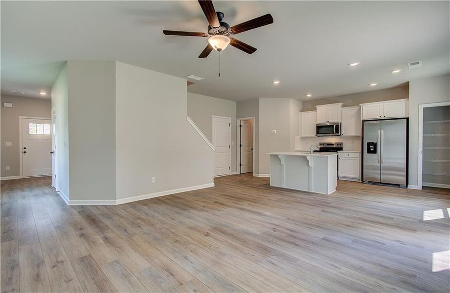 Spacious, unfurnished interior of a new home in Towne Center, Hampton (Image 23).