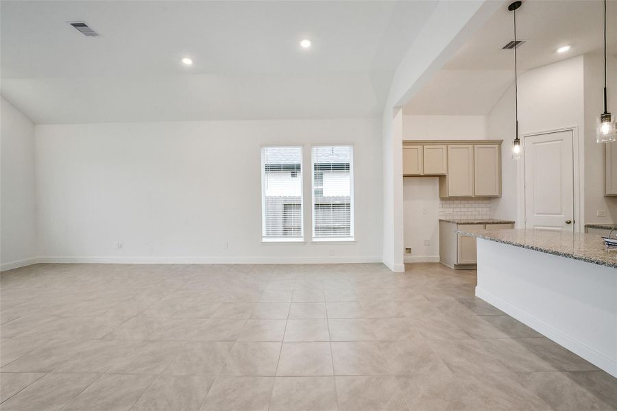 Spacious, unfurnished interior of a new home in Mavera, Conroe (Image 21).