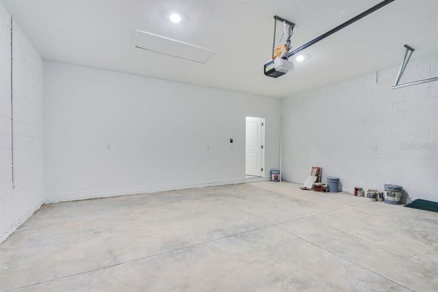 Spacious, unfurnished interior of a new home in Ardisia Park, New Smyrna Beach (Image 33).