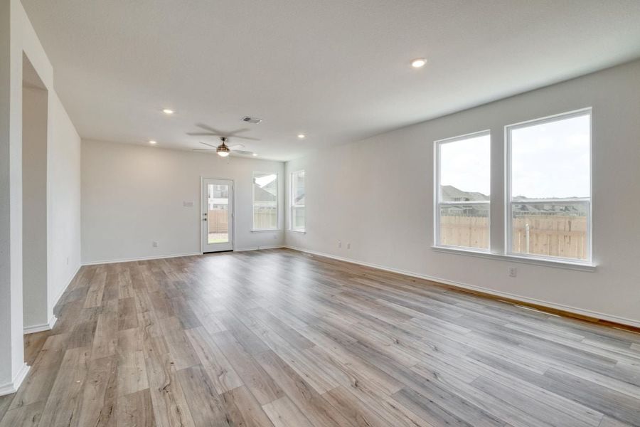 Spacious, unfurnished interior of a new home in River Bluff, Leander (Image 5).