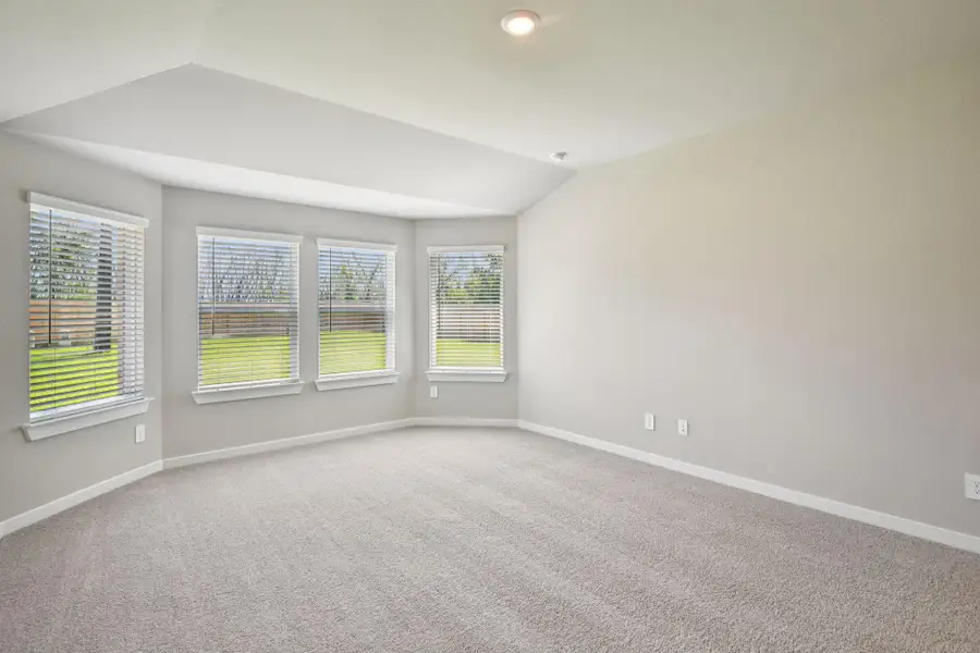 Spacious, unfurnished interior of a new home in Stewart's Ranch, Conroe (Image 38).