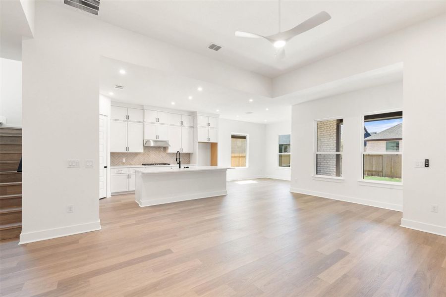 Spacious, unfurnished interior of a new home in Persimmon, Buda (Image 33).