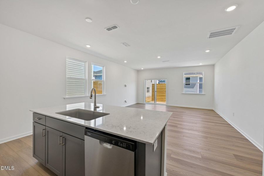 18-web-or-mls-Rabbitbrush St-S2304-018