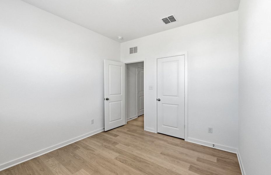 Spacious, unfurnished interior of a new home in Sunfield, Buda (Image 18).