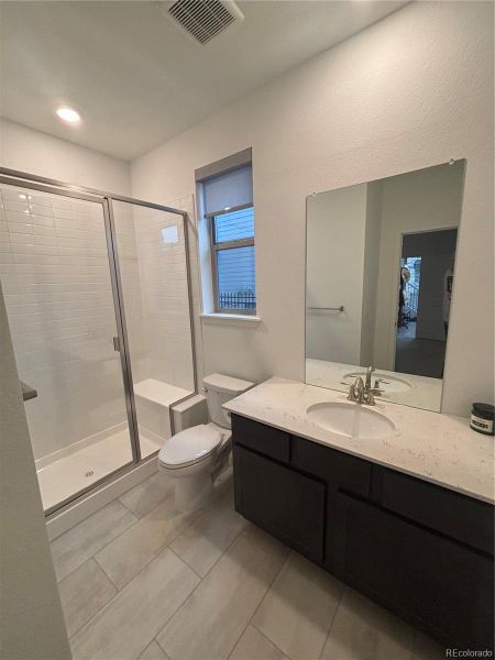 Main level 3/4 en-suite bathroom