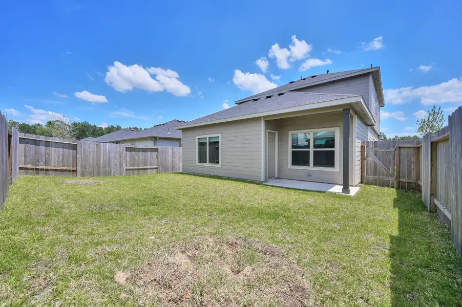 Exterior details of a home in Hidden Creek, Conroe (Image 7).