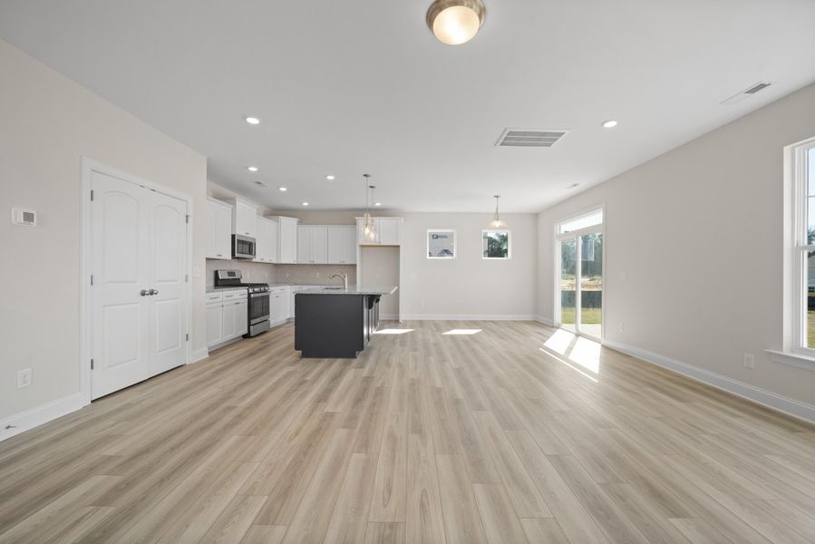 Spacious, unfurnished interior of a new home in Oakley Pointe, Moncks Corner (Image 17).