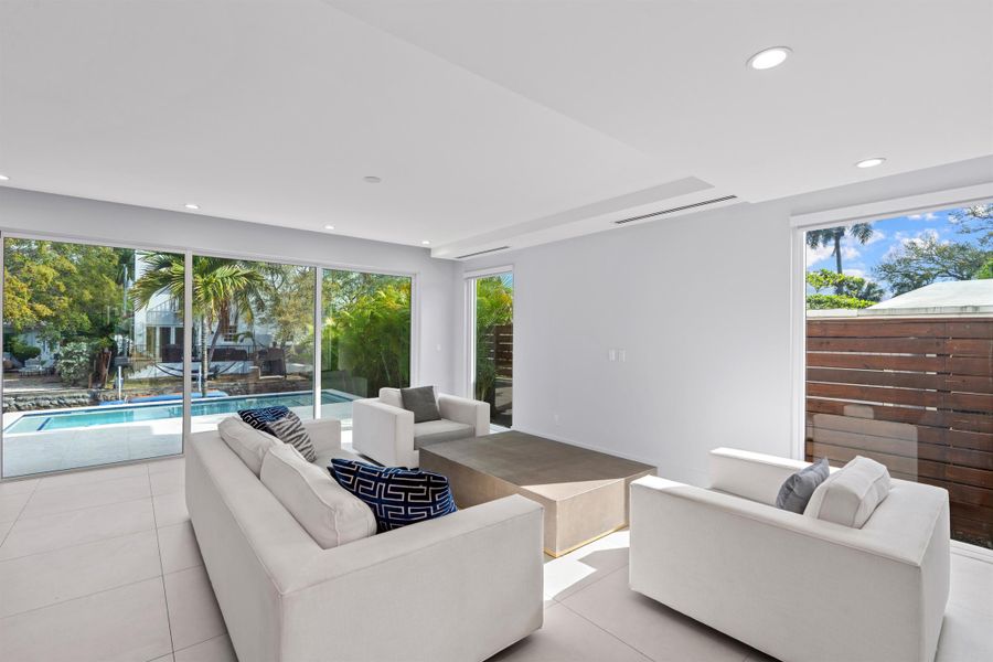 FAMILY_LOOKING_OUT_DT