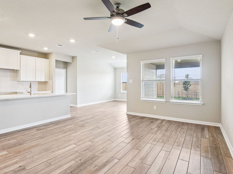 Spacious, unfurnished interior of a new home in Comanche Ridge, San Antonio (Image 10).