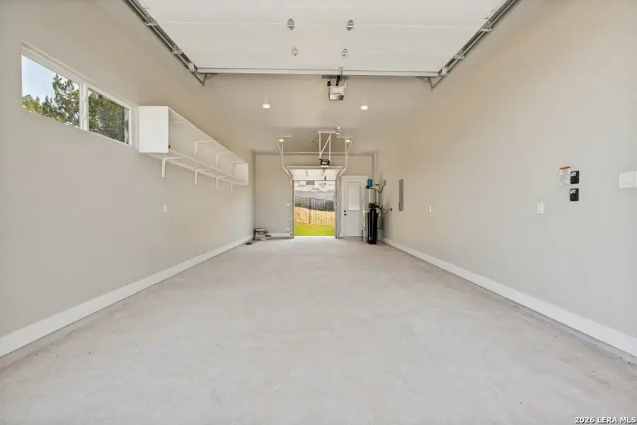 Spacious, unfurnished interior of a new home in , Canyon Lake (Image 17).