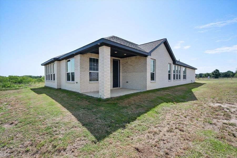 Exterior details and patio area of a home in , Corsicana (Image 21).