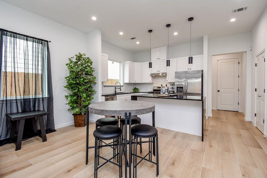Bright, modern kitchen with elegant finishes.
