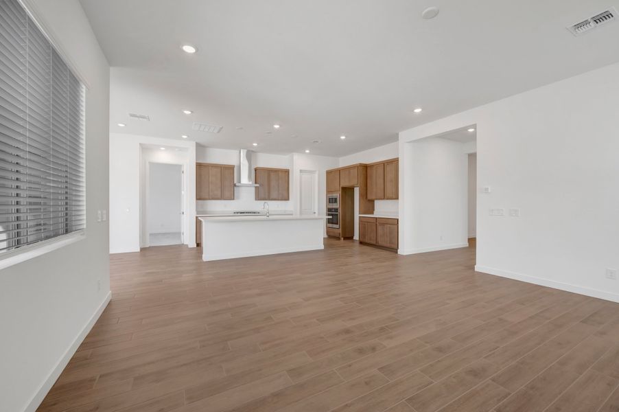 Spacious, unfurnished interior of a new home in Terraza, San Tan Valley (Image 14).