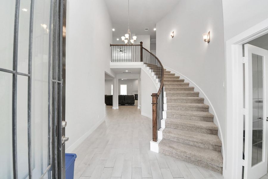 Spacious, unfurnished interior of a new home in Sunterra, Katy (Image 20). Spacious, unfurnished interior of a new home in Sunterra, Katy (Image 20).